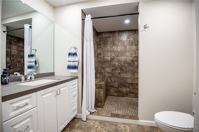 bathroom featuring a shower with curtain, vanity, and toilet