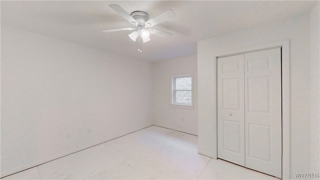 unfurnished bedroom with ceiling fan and a closet