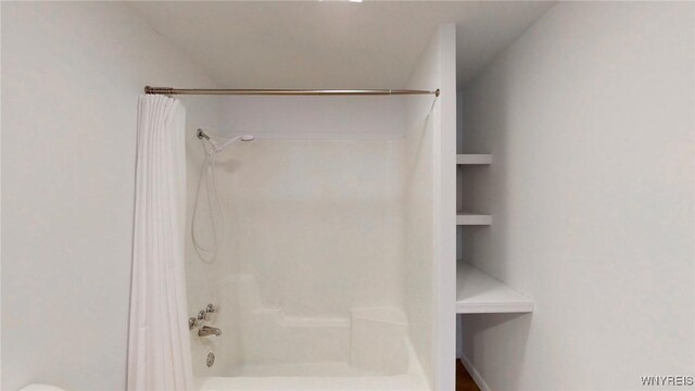 bathroom with shower / tub combo with curtain