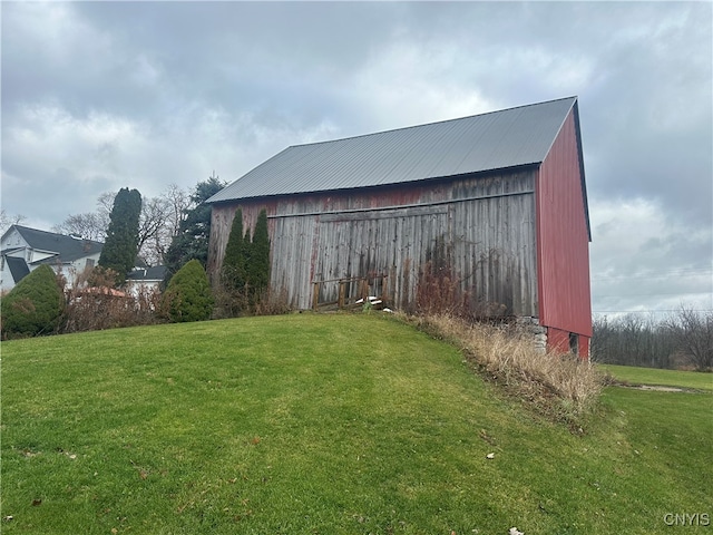 view of yard featuring an outbuilding