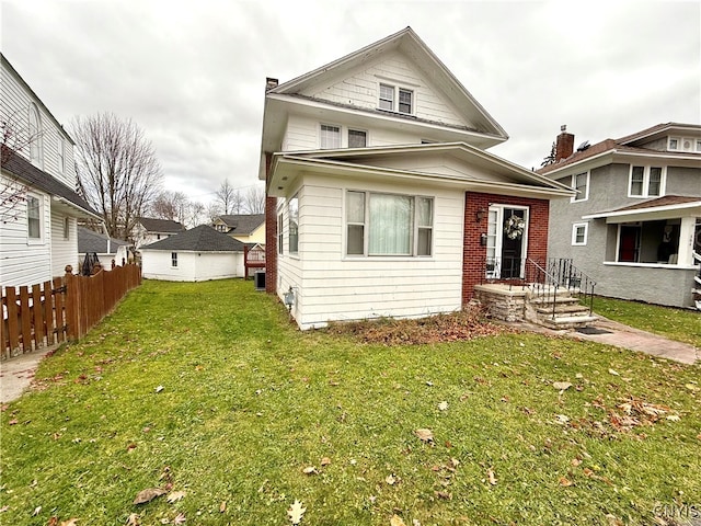 view of front of home featuring a front lawn