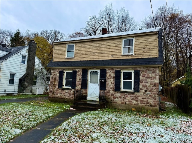 front of property featuring a front lawn