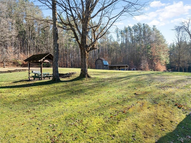 view of yard featuring an outbuilding