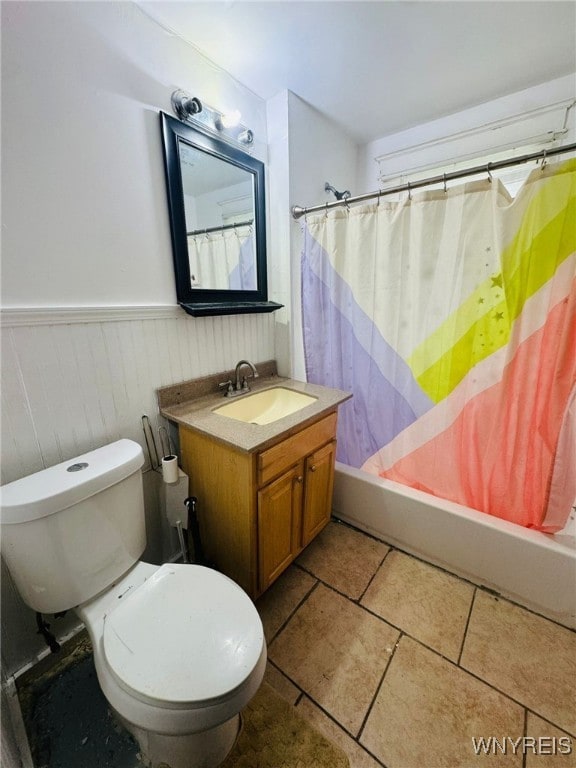 full bathroom featuring shower / bath combo with shower curtain, vanity, and toilet