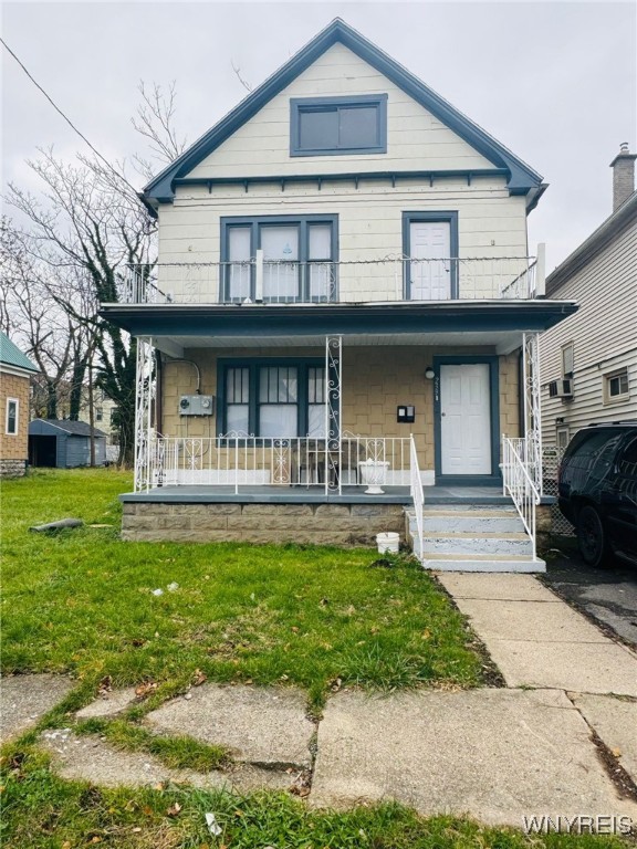 view of front of property with a front lawn