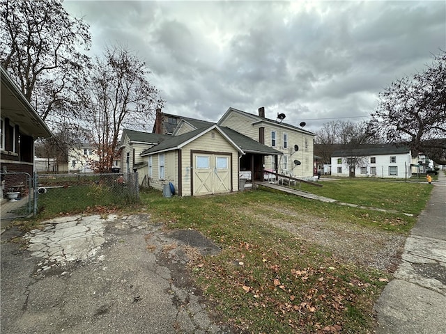 view of front of house featuring a front lawn