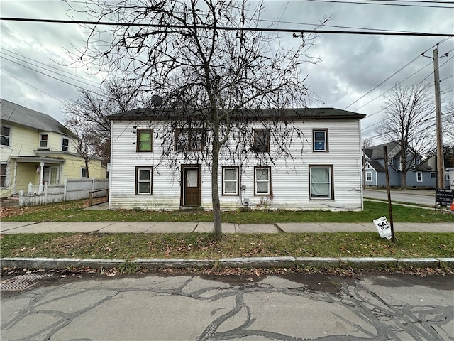 view of front facade with a front lawn