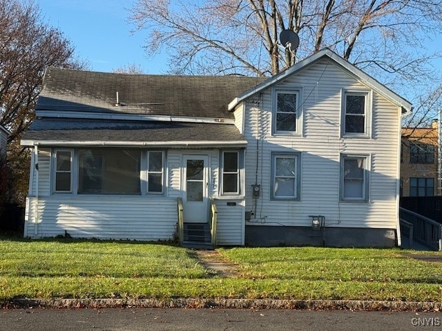 view of front facade with a front lawn