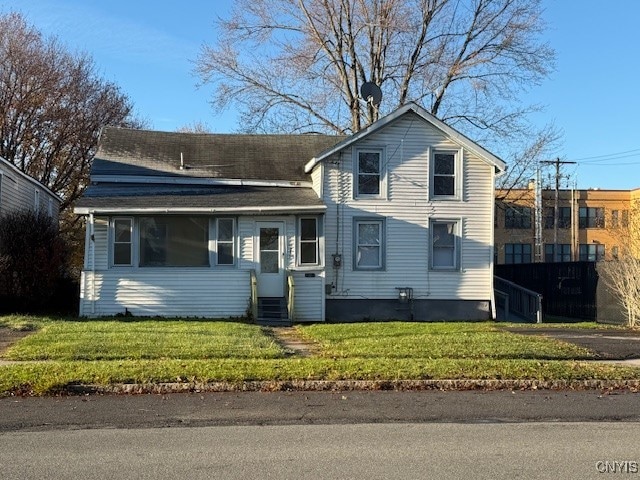 view of front of property featuring a front yard