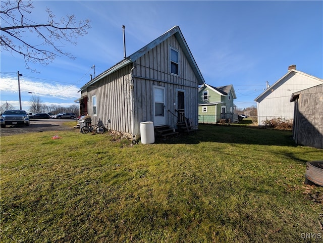 back of house featuring a yard