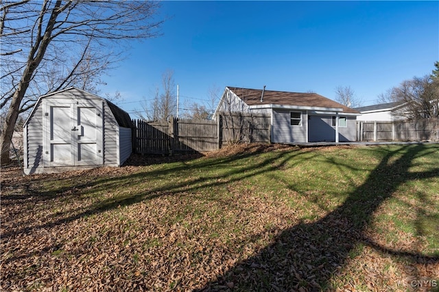 view of yard with a storage unit