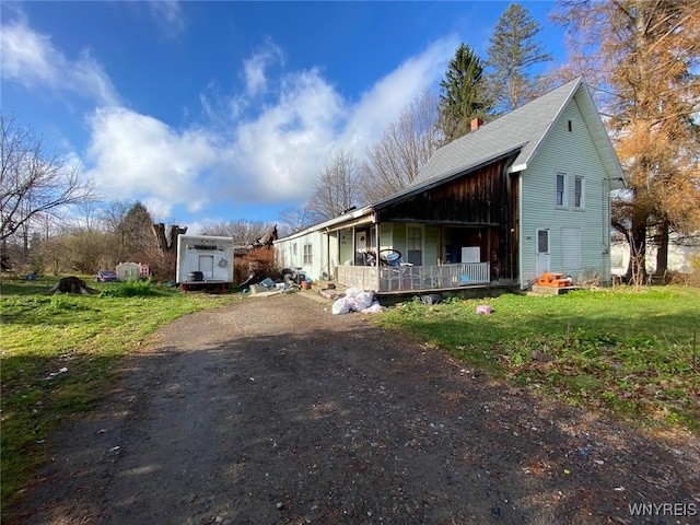 view of front facade featuring a porch and a front yard