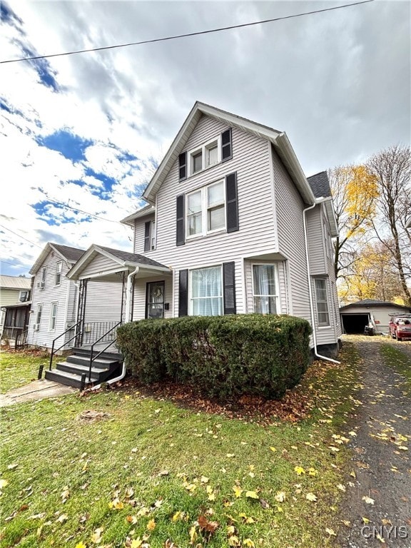 view of front facade with a front yard