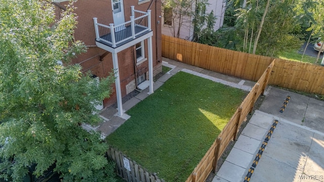 view of yard with a balcony