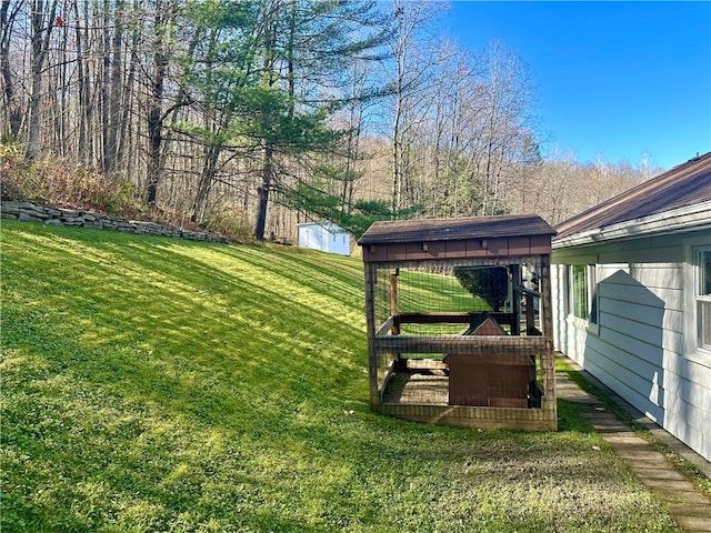 view of yard featuring an outbuilding