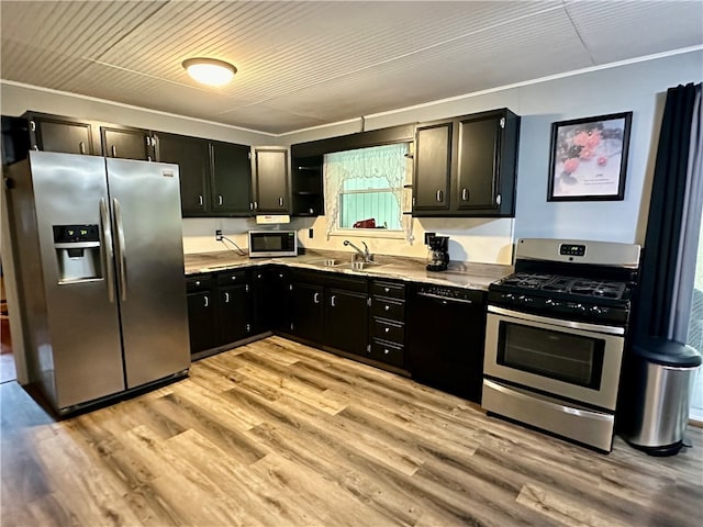 kitchen featuring crown molding, appliances with stainless steel finishes, sink, and light wood-type flooring