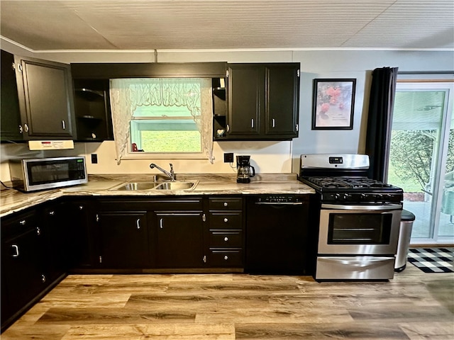 kitchen with stainless steel appliances, sink, and light hardwood / wood-style floors