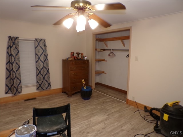 dining area featuring light hardwood / wood-style flooring, ceiling fan, and ornamental molding