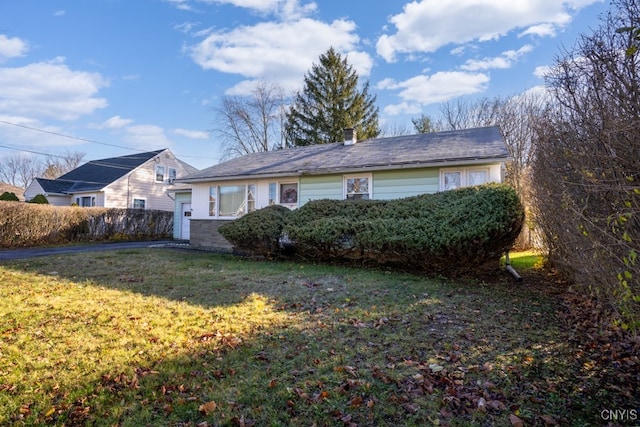 view of front of house featuring a front lawn