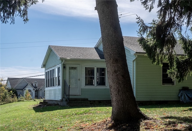 view of front of property featuring a front lawn