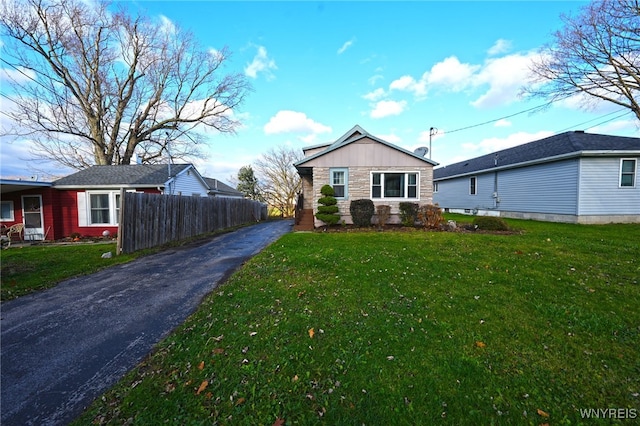 ranch-style home with a front lawn