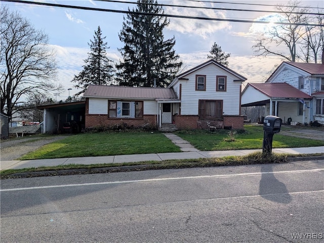 view of front of property featuring a front lawn and a carport