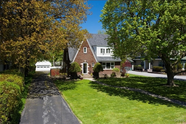 view of front of home featuring a front yard