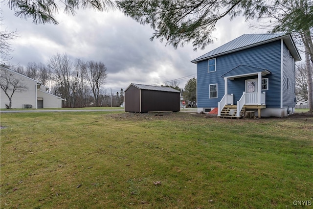 view of yard with an outdoor structure