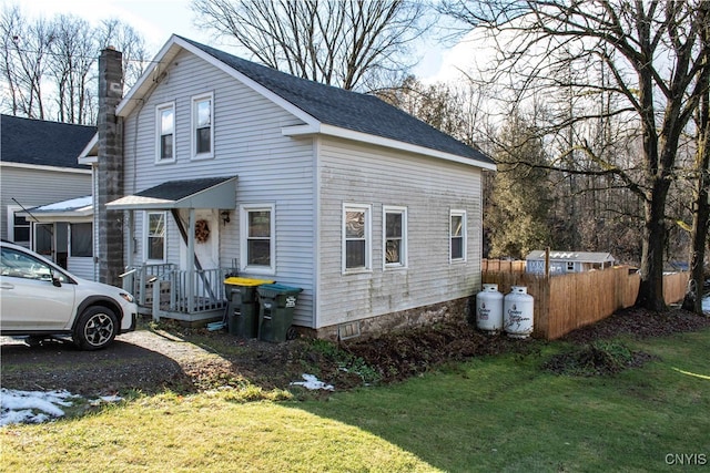 view of front of house with a front lawn