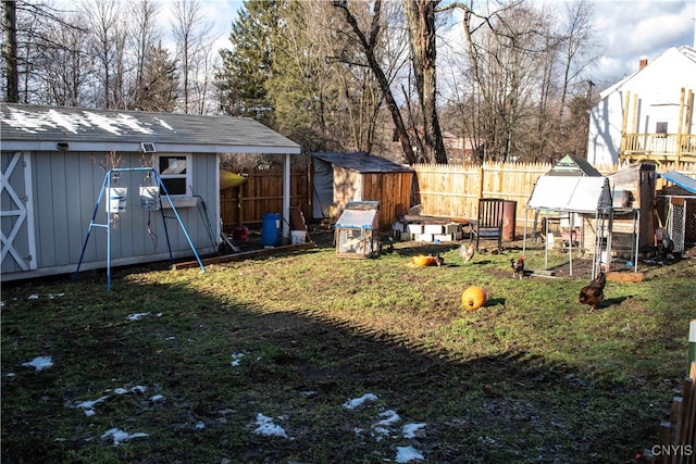 view of yard featuring a shed