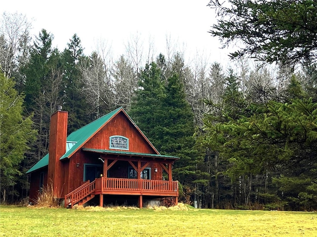 view of front of home featuring a front yard