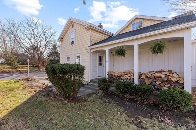 view of front facade with a front yard