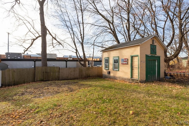 view of yard with an outbuilding