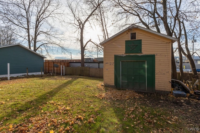 view of yard featuring an outbuilding