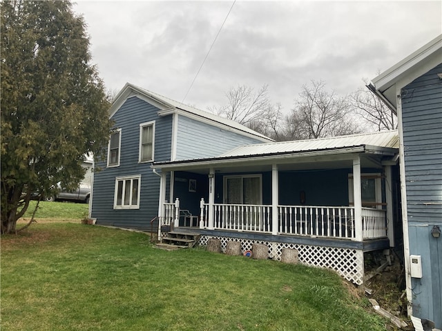 view of front of property featuring covered porch and a front lawn