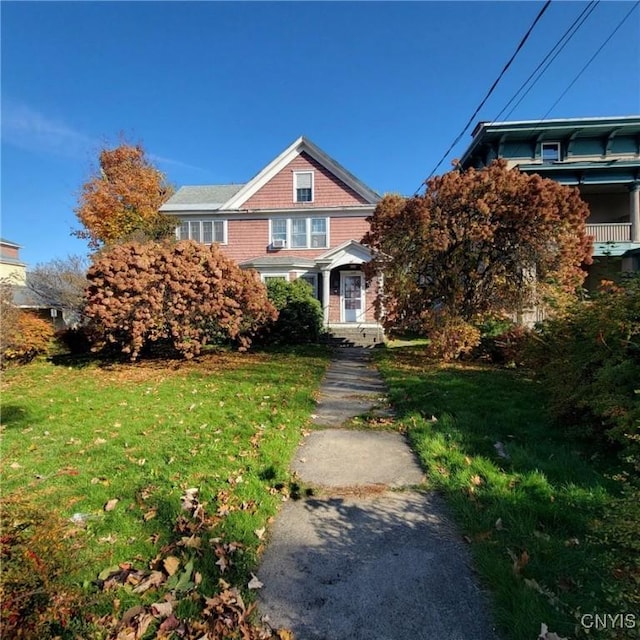 view of front of home featuring a front yard