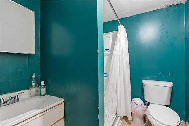 bathroom with a shower with curtain, vanity, and toilet