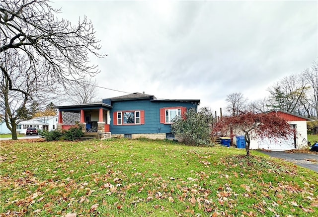 view of front of property with a front lawn