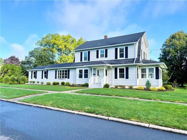 view of front of house with a front lawn