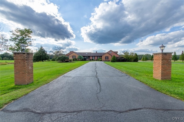 view of front of home featuring a front lawn