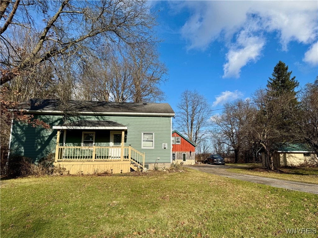 view of front of house featuring a porch and a front lawn