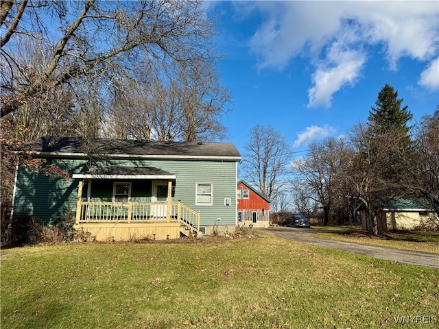 view of front of house featuring a porch and a front lawn