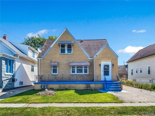 view of front of house with a front lawn