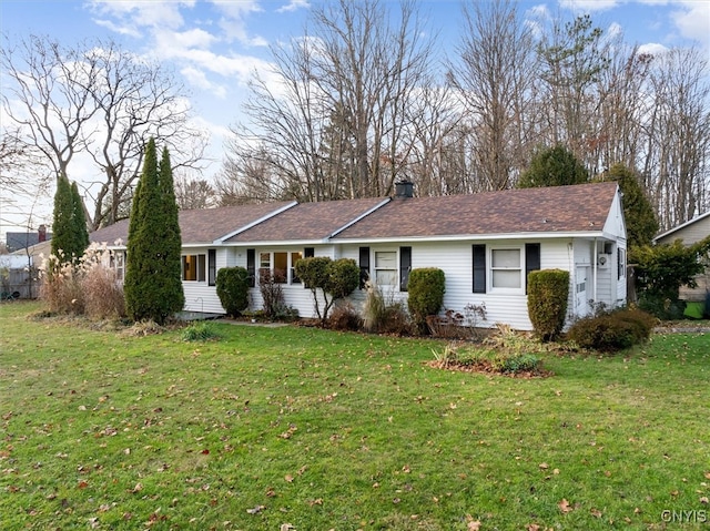 ranch-style home featuring a front lawn