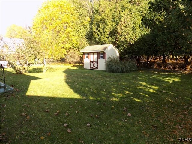 view of yard with a shed