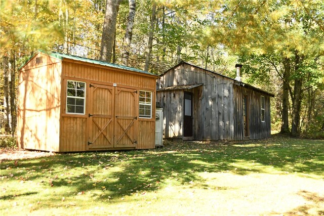 view of outdoor structure featuring a yard