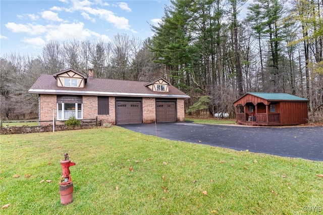 view of front of property featuring a front lawn and a garage