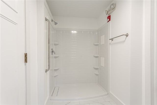 bathroom featuring a tile shower