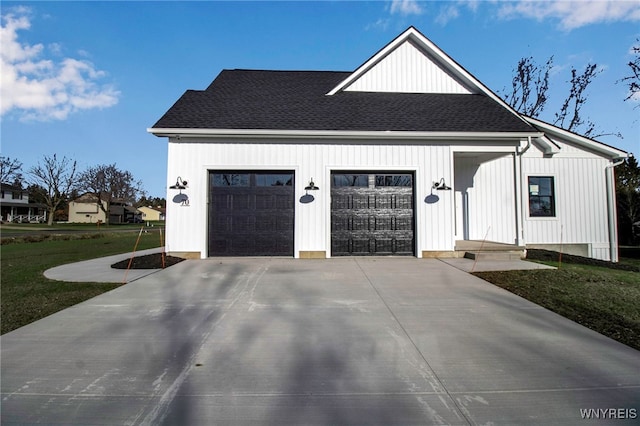 view of front of home featuring a garage and a front yard