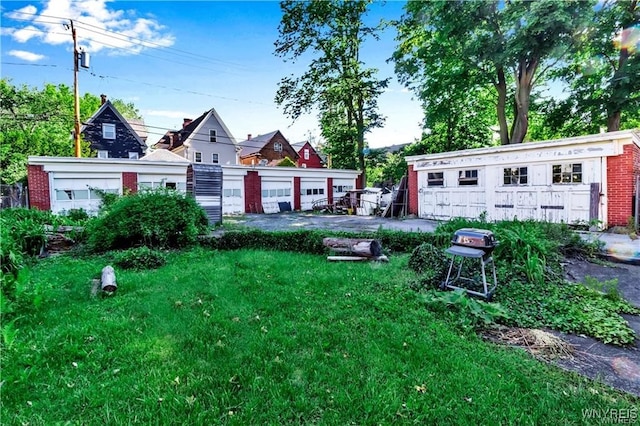 view of yard featuring an outdoor structure